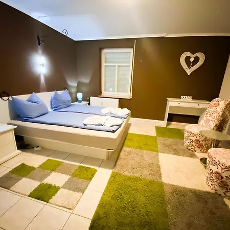 Zur Linde Отель Zschepplin